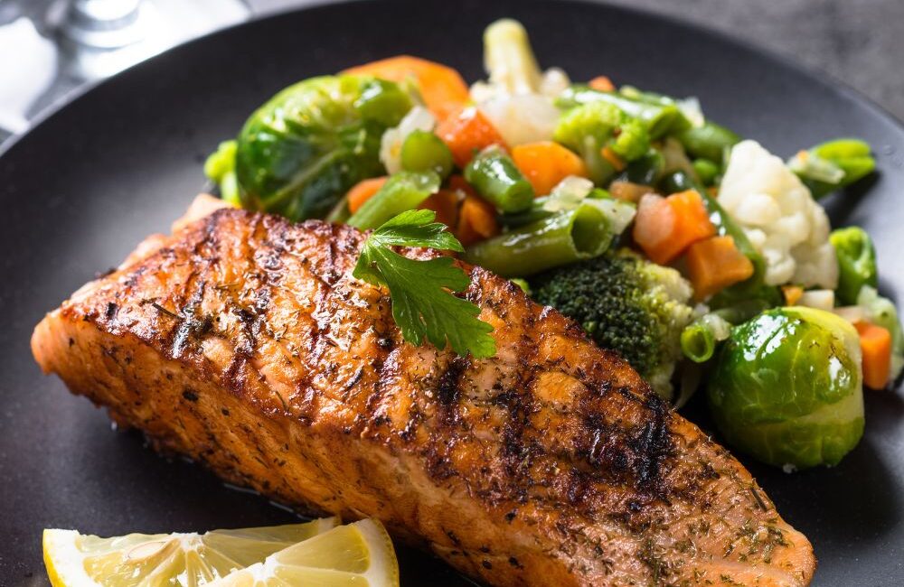 Peixe grelhado com legumes no vapor