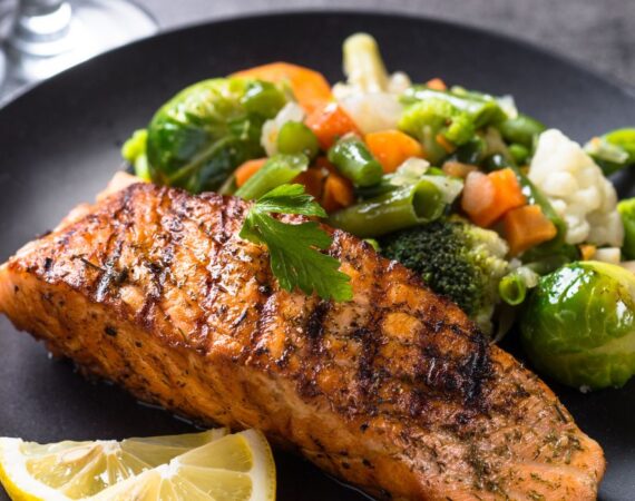 Peixe grelhado com legumes no vapor